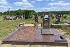 Памятник для женщины из гранита Аврора с большим медальоном 