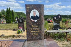 Памятник с сусальным золотом