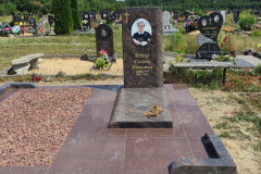 Гранитный памятник с надгробной плитой