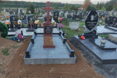 Памятник на могилу в виде креста установлен на фундамент с облицовкой керамогранитом