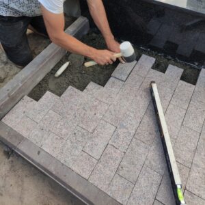 Мощение гранитной брусчаткой